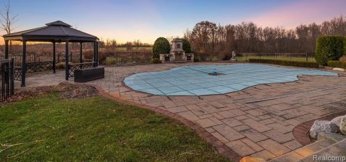 2384 Pebble Crk Dr, Rochester MI 48363-2228 exterior