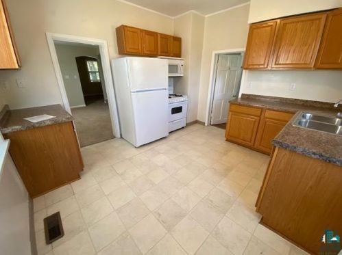 318 59 Ave, Duluth MN 55804-2559 exterior