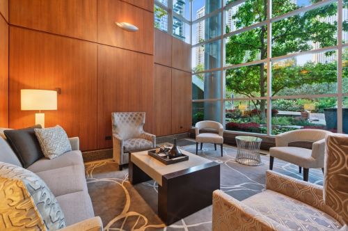 201 Westshore Dr, Chicago, IL 60601-7207