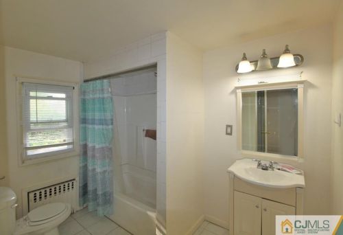 20 Silver Lk Ave, Edison NJ 08817-5248 exterior