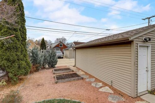 2335 54 St, Milwaukee WI 53219-3352 exterior