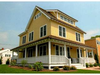 78 Crest St, Middletown, RI 02842-6000