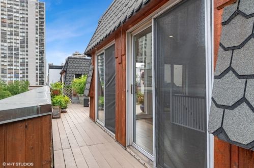 1430 La Salle Dr, Chicago IL 60610-7742 exterior