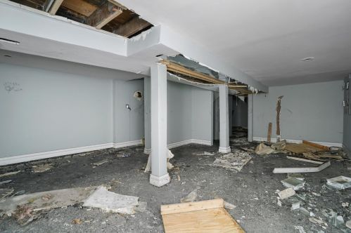 7413 King Dr, Chicago IL 60653-4145 exterior