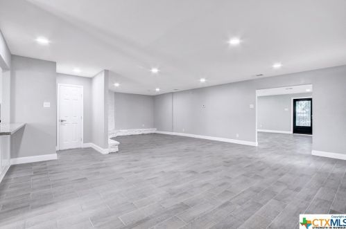 718 Grosvenor St, San Antonio TX 78221-1408 exterior