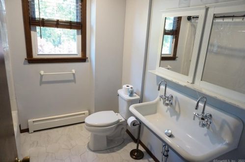 149 Maple St, Manchester CT 06040-6105 exterior