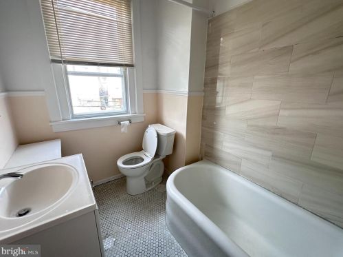 7018 Erdrick St, Philadelphia PA 19135-2601 exterior