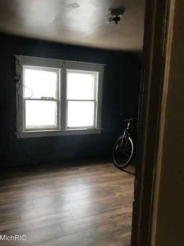 2513 Sanford St, Meskegon MI 49444-1445 exterior