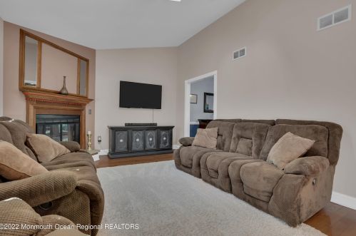 984 Woodlane Rd, Jackson Twp NJ 08527-1556 exterior