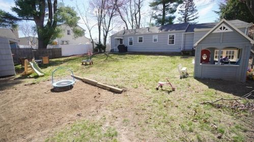 16 Sunrise Ter, Springfield MA 01119-2539 exterior