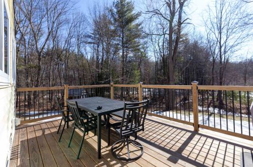 8 Foxglove Ter, Concord NH 03303-3419 exterior