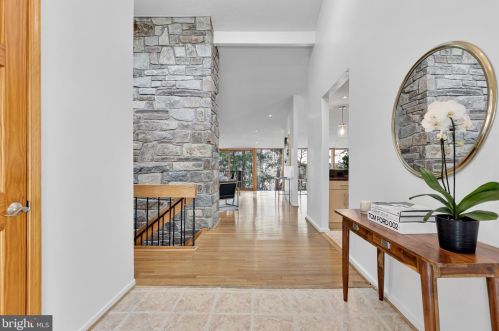 10416 Crossing Creek Rd, Rockville, MD 20854-4201