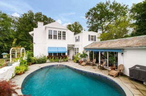 31 Bowery St, Middletown RI 02840-3560 exterior