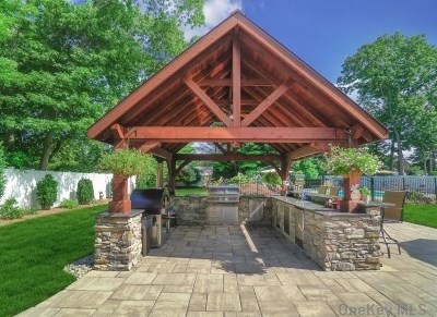 8 White Spruce Cir, Commack NY 11725-4323 exterior