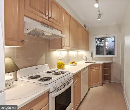 3015 Orch Ln, Washington DC 20303 exterior