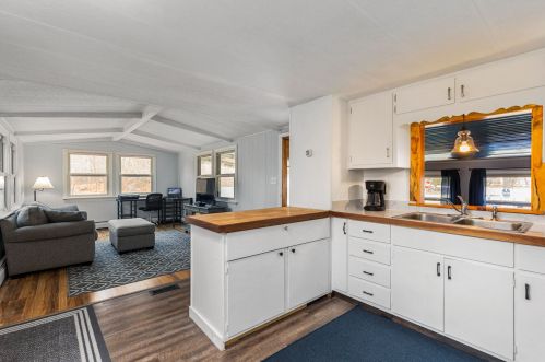 20 Bay Rd, Newmarket NH 03857-1728 exterior