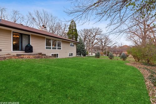 849 Hawthorne Dr, Naperville, IL 60540-7425