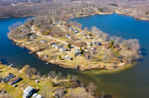 45551 Peninsula Dr, Grand Junction MI 49056-9462 exterior