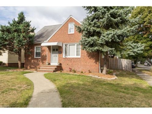 1376 Parkview Dr, Cleveland OH  44124-2462 exterior