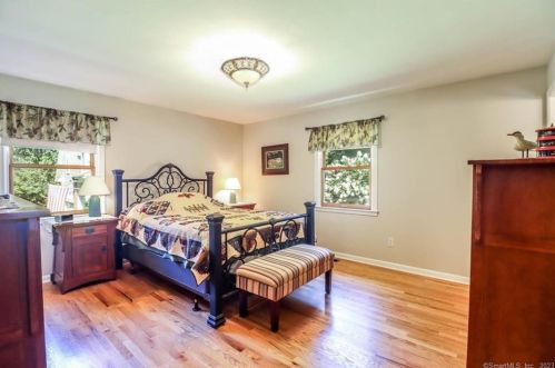 1 Cullens Hl Rd, Derby CT exterior