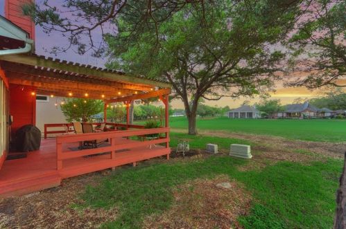 102 Golfview Dr, Montgomery TX 77356-8804 exterior