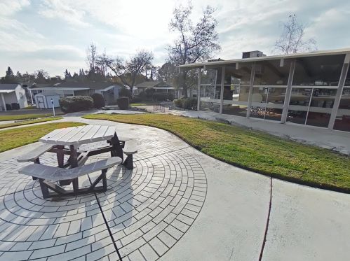 28 Shady Oaks Dr, Folsom CA 95630-1742 exterior