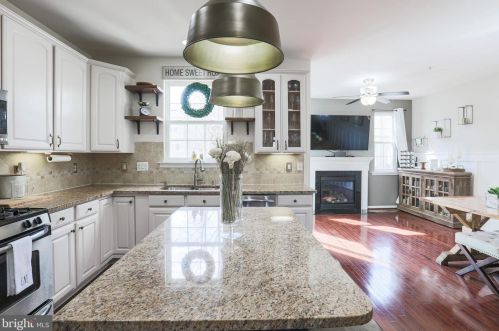 907 Indigo Bunting Ln, Glen Burnie MD 21060-8325 exterior