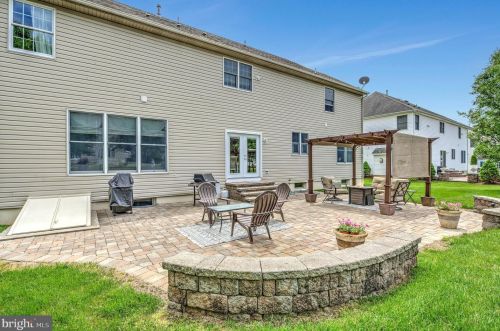 5 Cobblestone Ct, Columbus NJ 08022-1969 exterior