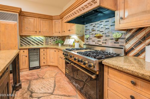 5761 Echo Canyon Cir, Phoenix AZ  85018-1270 exterior