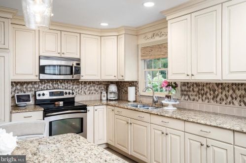 50 Crestwood Dr, Trenton NJ 08690-1938 exterior