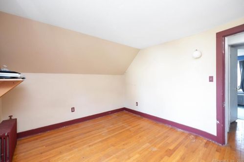 9 Elm Ave, Enfield CT 06082-1906 exterior