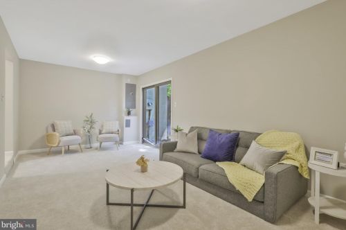 2361 Emerald Hts Ct, Herndon VA 20191-1752 exterior