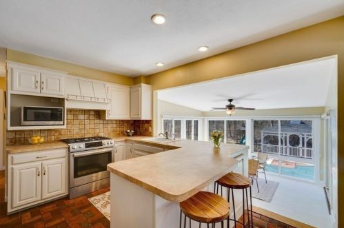 105 Hillside Rd, North Andover MA 01845-5316 exterior