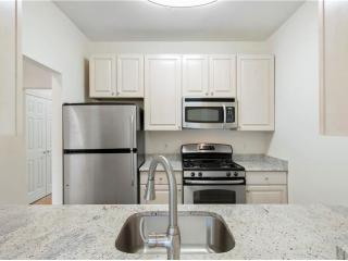 100 Tower Dr, Edgewater NJ  07020-2223 exterior