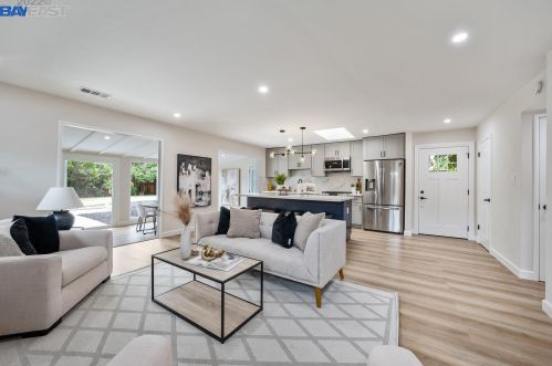 1143 Carey Dr, Concord CA 94520-4337 exterior