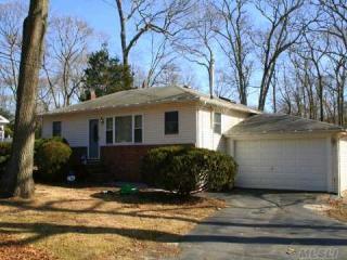 59 Shannon Blvd, Yaphank, NY 11980-1601