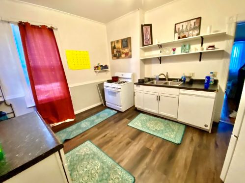 938 Pearson St, Milwaukee WI 53202-1522 exterior