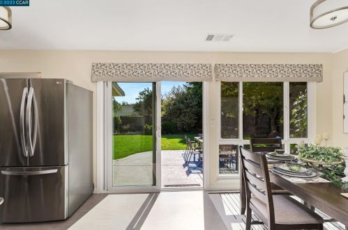 933 Santa Lucia Dr, Concord CA 94523-2366 exterior