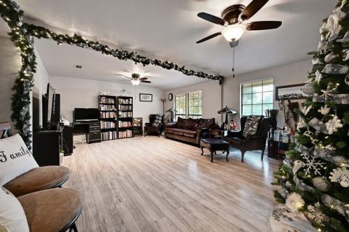 2518 Bitter Crk Dr, Austin TX 78744-5211 exterior