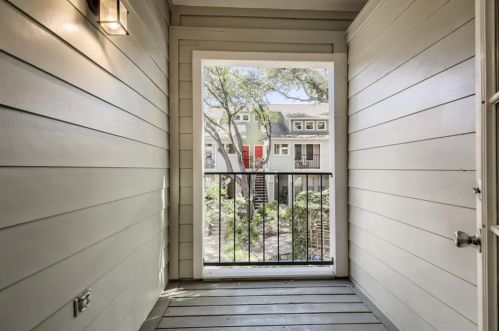 2104 Cullen Ave, Austin TX 78757-2465 exterior