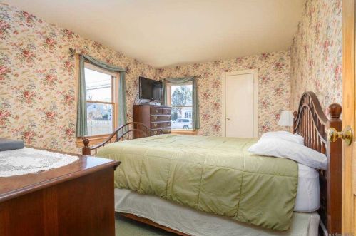 31 Leyden St, Huntington Station NY 11746-1825 exterior