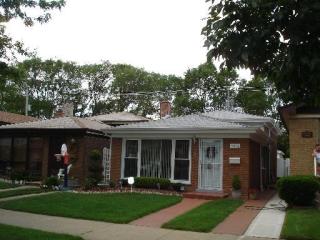 10418 Green Bay Ave, Chicago IL  60617-6235 exterior