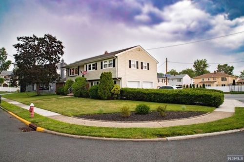 15 Glenn Ct, East Rutherford, NJ 07073-1114