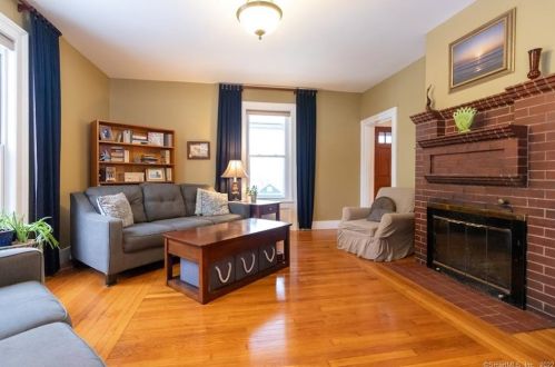 142 Pearl St, Enfield CT 06082-3542 exterior