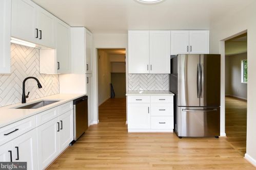 2879 Glenora Ln, Rockville MD 20850-3055 exterior