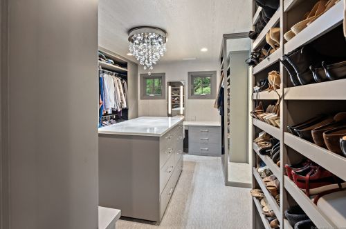 19 Pequot Trl, Westport CT 06880-2929 exterior