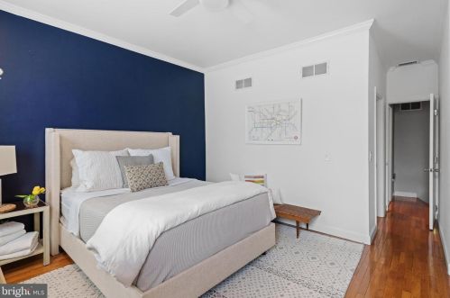 2455 Carpenter St, Philadelphia PA 19146-3907 exterior