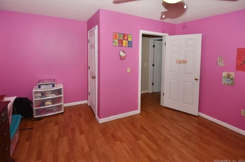 4 Autumn Dr, Enfield CT 06082-6236 exterior