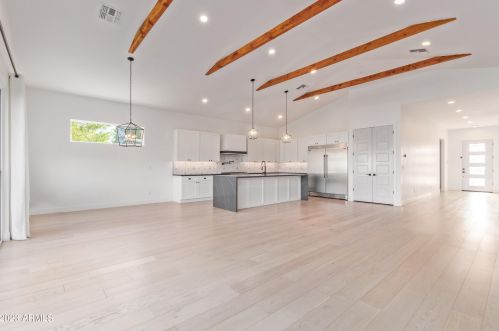 4239 42nd St, Phoenix AZ  85018-4207 exterior