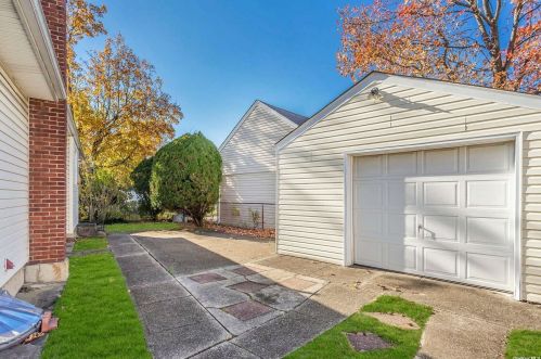 66 Avondale St, Valley Stream NY 11581-1801 exterior